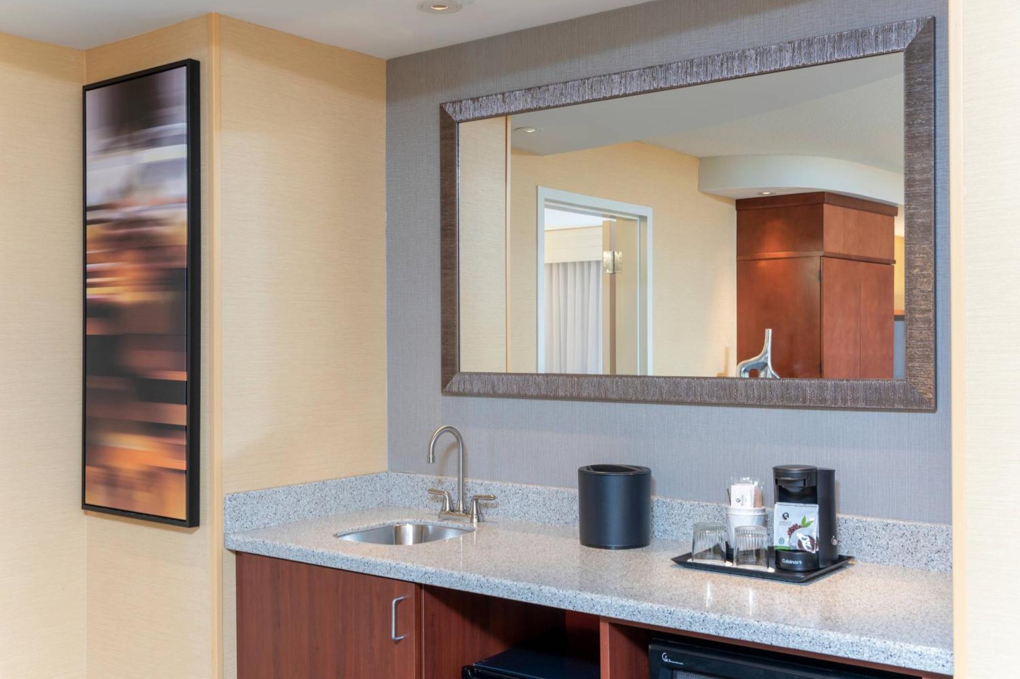 Courtyard Milwaukee Airport Hotel Ngoại thất bức ảnh