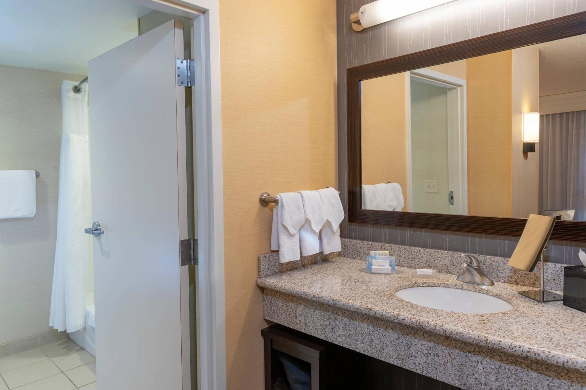 Courtyard Milwaukee Airport Hotel Ngoại thất bức ảnh